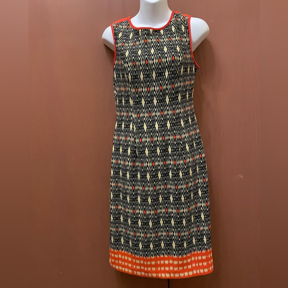 Beautiful sleeveless shift style dress in size 8 with a lovely cut out back.